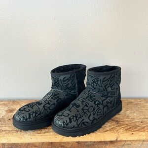 UGG Women’s Classic Mini Sparkle Graffiti Mini Boots Size 7 EUC